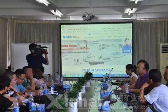 鑫海矿业董事长正在向媒体朋友展示西语版线上3D展厅。